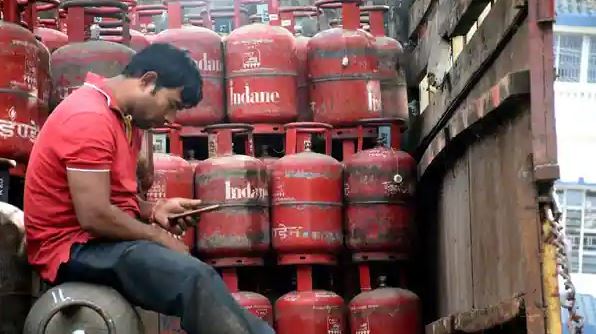 LPG Gas Cylinder New Rules: Now LPG Gas Cylinder will not be able to take more than this, Government has made a big change in the rules LPG Gas Cylinder New Rules: Now LPG Gas Cylinder will not be able to take more than this, Government has made a big change in the rules