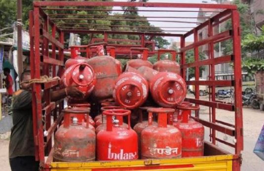 LPG: Government's big decision, giving 3 LPG cylinders free annually to every family, know how