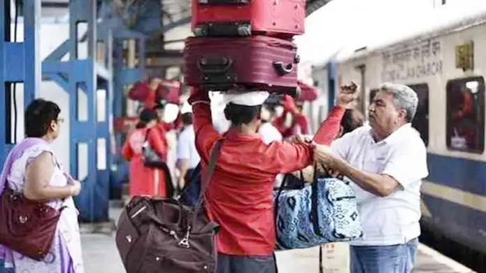 Indian Railway: During the journey, more luggage may have to be carried in the train, railways gave this warning by tweeting Indian Railway: During the journey, more luggage may have to be carried in the train, railways gave this warning by tweeting