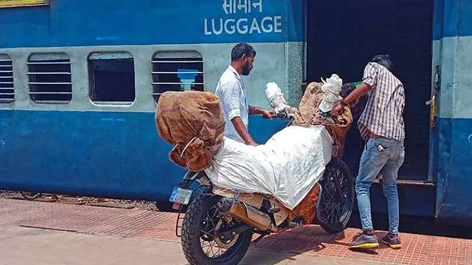 Haven Productie Desillusie Indian Railway: Transfer has been done to another city, so without any  hassle, get your motorcycle from the train like this - discountwalas