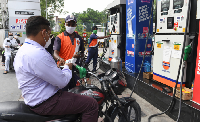 Petrol Diesel Price Today: Crude oil becomes costlier in the international market, know what is the price of petrol and diesel in your city today Petrol Diesel Price Today: Crude oil becomes costlier in the international market, know what is the price of petrol and diesel in your city today
