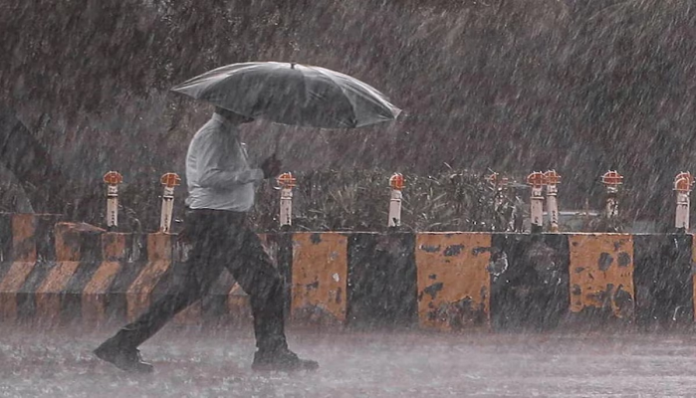 IMD Issued an Alert : 48 hours of rain and storm in 17 states, Hail alert, temperature will rise in 7 districts know details