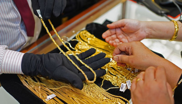 Gold Silver Price: Gold and silver fell in the market, this is the latest price of 10 grams of gold.