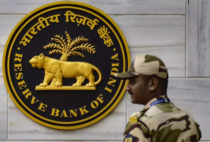RBI Action: Heavy fine imposed on 5 banks, ban imposed on one, customers will be affected, see list