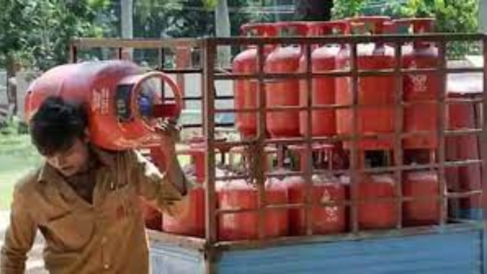 LPG Gas Cyliner : Good News!In this state, poor families will get gas cylinder for only ₹450.