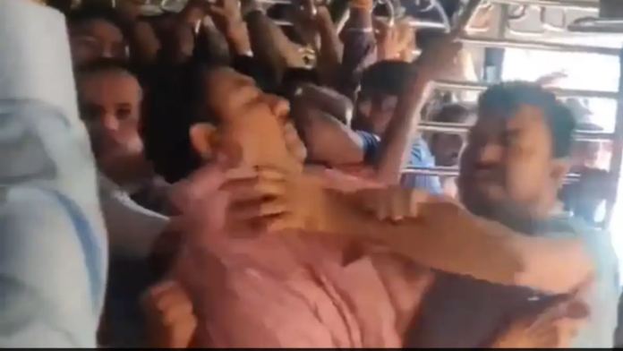 Viral Video : Slaps, Abuses As Fight Breaks Out In Crowded Mumbai Local Train