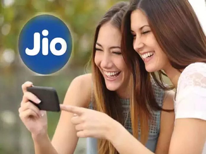 Jio And BSNL: Who is offering better recharge plan for Rs 100? Which one is beneficial for you?