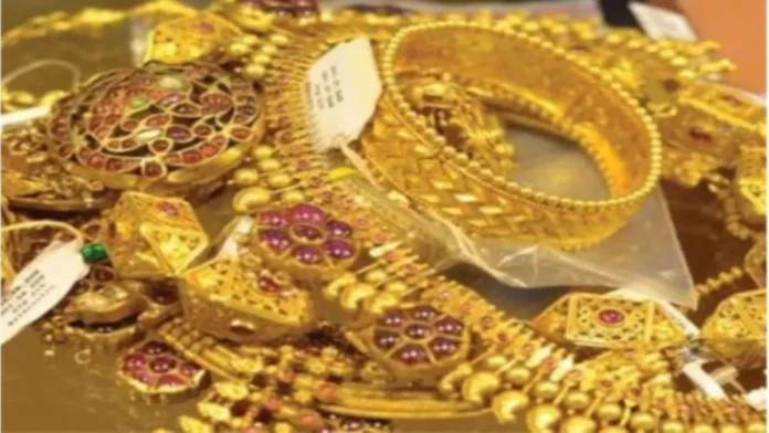 Gold Limit in Income Tax: Gold reserves found in Income Tax raid, know how much gold a man and a woman can keep with themselves