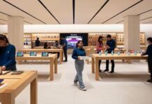 Apple Noida Opens: 5th India Store, Peacock-Themed Design