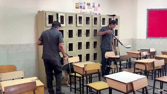 h6stfg18_police-in-school-ani_62