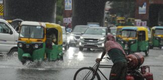 Delhi Wakes Up to Light Rain as AQI Stays in ‘Poor’ Category