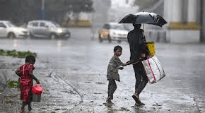 Kolkata Storm: 7 Dead as Severe Thunderstorms Rain Havoc Across South Bengal; Flights and Trains Disrupted